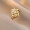 Vista macro di un anello dorato vintage con motivo floreale e pietra di zircone quadrata - Anello Cavo in Pizzo Vintage (1)
