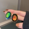 Orecchini vintage ovali con dettagli verdi e arancioni e montatura dorata su mano - Ovale Verde (18# Perno in Argento)