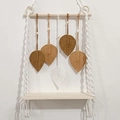 Mensola bohémien in macramè con foglie intrecciate a mano e base in legno naturale - Serie Marrone
