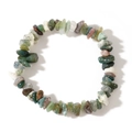 Dettaglio delle pietre di quarzo naturale irregolari e delle texture sul bracciale elastico - Verde Scuro