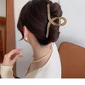 Große Haarklammer in Matt-Khaki im schlichten verdrehten Design für elegante Frisuren - 13cm / Khaki