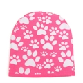 Makro-Detail einer rosa Strickmütze mit einem niedlichen weißen Pfotenabdruck-Jacquardmuster - Einheitsgröße / Rosa