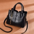 Sac à main chic en similicuir noir avec pendentif papillon sur fond de tissu brun - Noir