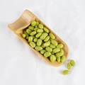 Soia verde artificiale in un vassoio di bambù su un tessuto bianco strutturato - Fagioli verdi (500g)