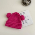 Detalle de gorro de punto rojo rosa con dos pompones suaves sobre un fondo blanco puro - 3-8 Años / Rosa Rojo