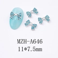 Détail macro du charm ongle nœud papillon bleu avec base argent et strass bleu clair - Style Nœud Papillon (A646)