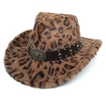 Dettaglio cappello fedora leopardato con fascia in pelle borchiata e fibbia retrò a testa di toro - Parte Superiore a Cuore / Caffè Scuro