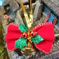 Mini Weihnachtsschleife aus rotem Samt mit goldener Glocke und Stechpalmen-Deko - Weihnachtsschleife 2