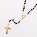 Detalle del rosario chapado en oro de 18K con cuentas negras y colgante de crucifijo - Cuentas Negras (Metal Dorado)