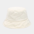 Detalle del sombrero de pescador en pana blanco crema con costuras de patrón de rombos - Blanco