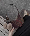 Dettaglio della borsa sottobraccio in lana scozzese con ciondolo a ciliegia in peluche - Con Ciondolo Ciliegia / Quadretti Rossi