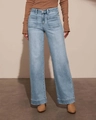 Detail van de high waist jeans met wijde pijpen en grote opgestikte zakken aan de voorkant - S / Bottoms / Hemelsblauw