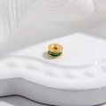Dettaglio macro di distanziale in argento S925 dorato con pietre di zircone verde - diamante verde / 4mm / Oro