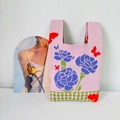 Sac cabas en tricot rose avec motifs de fleurs bleues et papillons, vue de face - Rose Rose