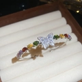 Detalle de brazalete abierto con mariposa de circón y piedras de colores en gota - Bangle / Plata - Arcoíris