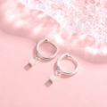 Boucles d'oreilles créoles minimalistes en argent s925 avec pendentifs cubes - Petit Style Carré