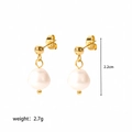 Detailweergave van 18k gouden roestvrijstalen oorbellen met parels, 2,2 cm hoog en 2,7 g - Parel Verfraaid Stud Stijl (TE6038)