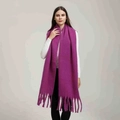 Dettaglio della spessa trama a maglia e delle lunghe nappe su questa sciarpa magenta - Viola Fucsia