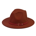 Detail eines Fedora-Hutes in Karamell mit rotem Dekogurt und goldener Schnalle - Karamellbraun