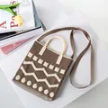 Böhmische Stricktasche mit geometrischem Muster und runden Griffen im 45-Grad-Winkel gezeigt - Kaffee Welle