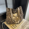 Damentasche mit Leopardenmuster, 3D-Plüschbär-Anhänger und dunkelbraunen Tragegriffen - Leopard Khaki