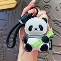 Portachiavi a forma di panda in pelle con dettaglio di bambù verde e cordino intrecciato - Tenendo il bambù
