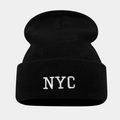 Détail de la broderie NYC sur bonnet en maille noire avec texture de tricot précise - Taille unique / Noir