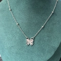 Halskette mit Erdbeerquarz-Schmetterling in Silber und feiner Perlenkette - Großer Perlenkettentyp