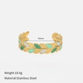 Detail van vergulde roestvrijstalen armband met bladmotief en groen en wit email - 18K goud