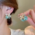 Boucles d'oreilles dorées élégantes avec cristaux bleu clair et motif floral - Style de Pendentif Fleur avec Strass sur Base Dorée (Tige en Argent 26# - Doré - Bleu)