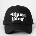 Dettaglio del ricamo bianco Mama Gang su un cappellino da baseball nero - Nero