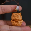 Handgefertigter Tiger-Anhänger aus Thuja-Holz mit blauem Emaille-Ruyi-Ornament und Kordel - Niedlicher Tiger Handy-Anhänger