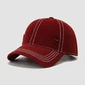 Detalle de gorra de béisbol granate para niños con efecto desgastado y costuras blancas - 54cm (3-8 años) / Burdeos