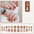 Détail des faux ongles A683 avec texture ambre, feuille d'or et finition gris mat - Style Ambre Écaille de Tortue Gris Feuille d'Or (A683)