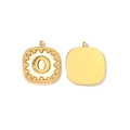 Dettaglio di pendenti quadrati in oro 14k con intarsio in madreperla e bordo perlato - Lettera O