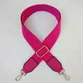 Verstellbarer pinker Segeltuch-Schultergurt mit Goldhaken und Kunstlederdetails - Rosarot