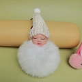 Schattige slapende baby pluche sleutelhanger met witte gebreide muts en harige bal - Wit