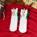 Süße weiße Korallenfleece-Weihnachtssocken mit Alpaka-Design und festlichen Goldakzenten - Einhorn