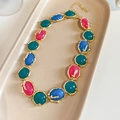 Dettaglio collana vintage con intarsi in resina colorata e bordi in metallo dorato irregolari - Collana / Oro-Verde-Blu-Rosa