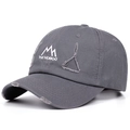 Détail de la casquette de baseball gris foncé avec broderie montagne et tissu usé - Réglable / Gris