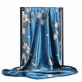 Détail du foulard en satin soyeux avec imprimé magnolia blanc sur fond bleu foncé - Imprimé floral / Vert Émeraude Floral