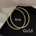 Detailansicht der 8 cm großen goldenen Creolen mit funkelnden weißen Strasssteinen - 8CM Gold Weißer Strass