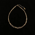 Vista dettagliata della collana a tre strati in acciaio placcato oro 18K e chiusura - Oro