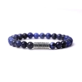 Détail des perles en pierre naturelle bleue de 6mm avec breloque mantra argentée gravée - Vieille veine bleue