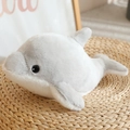 Plüsch-Delfin Stofftier aus weichem hellgrauem Stoff auf einem Webkissen - Grauer Delfin / 28cm