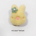 Dettaglio di una spilla a coniglio in morbido peluche giallo con fiore verde e perla - Originale (Senza Spilla) / Giallo