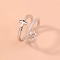 Anello aperto a doppio strato in argento minimalista con zirconi e ciondolo a croce - Argento/Doppio Strato Croce/Aperto