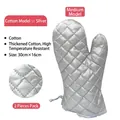 Dettaglio guanti da forno in cotone trapuntato argento resistenti al calore - 30cm x 16cm / Medio Argento 1 Paio