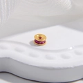 Dettaglio macro del distanziatore in argento S925 dorato con zirconi rossi incastonati - Zircone Rosso Rosa / 4mm / Oro