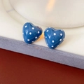 Nahaufnahme blauer Herz-Ohrstecker mit weißen Punkten und glänzender Oberfläche - Blau